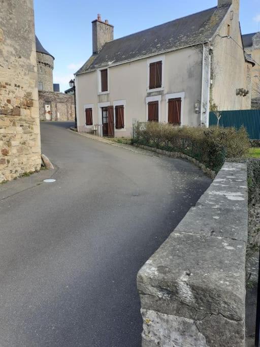 Charming Detached 2 Bedroom Ancient House In Medieval Quarter Of A Small Town In The Pays De La Loire, France Sille-le-Guillaume Luaran gambar