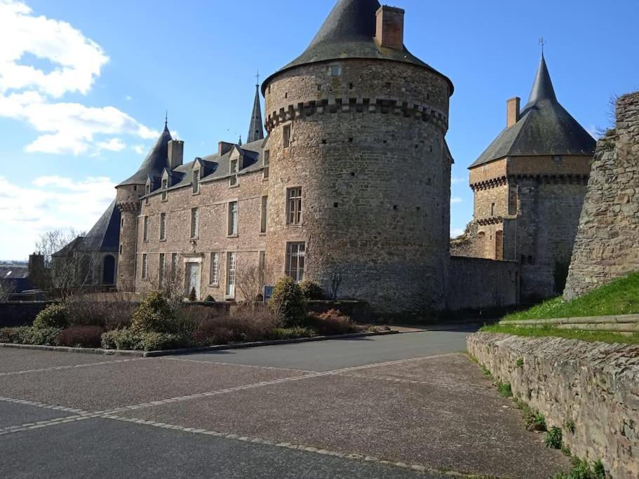 Charming Detached 2 Bedroom Ancient House In Medieval Quarter Of A Small Town In The Pays De La Loire, France Sille-le-Guillaume Luaran gambar