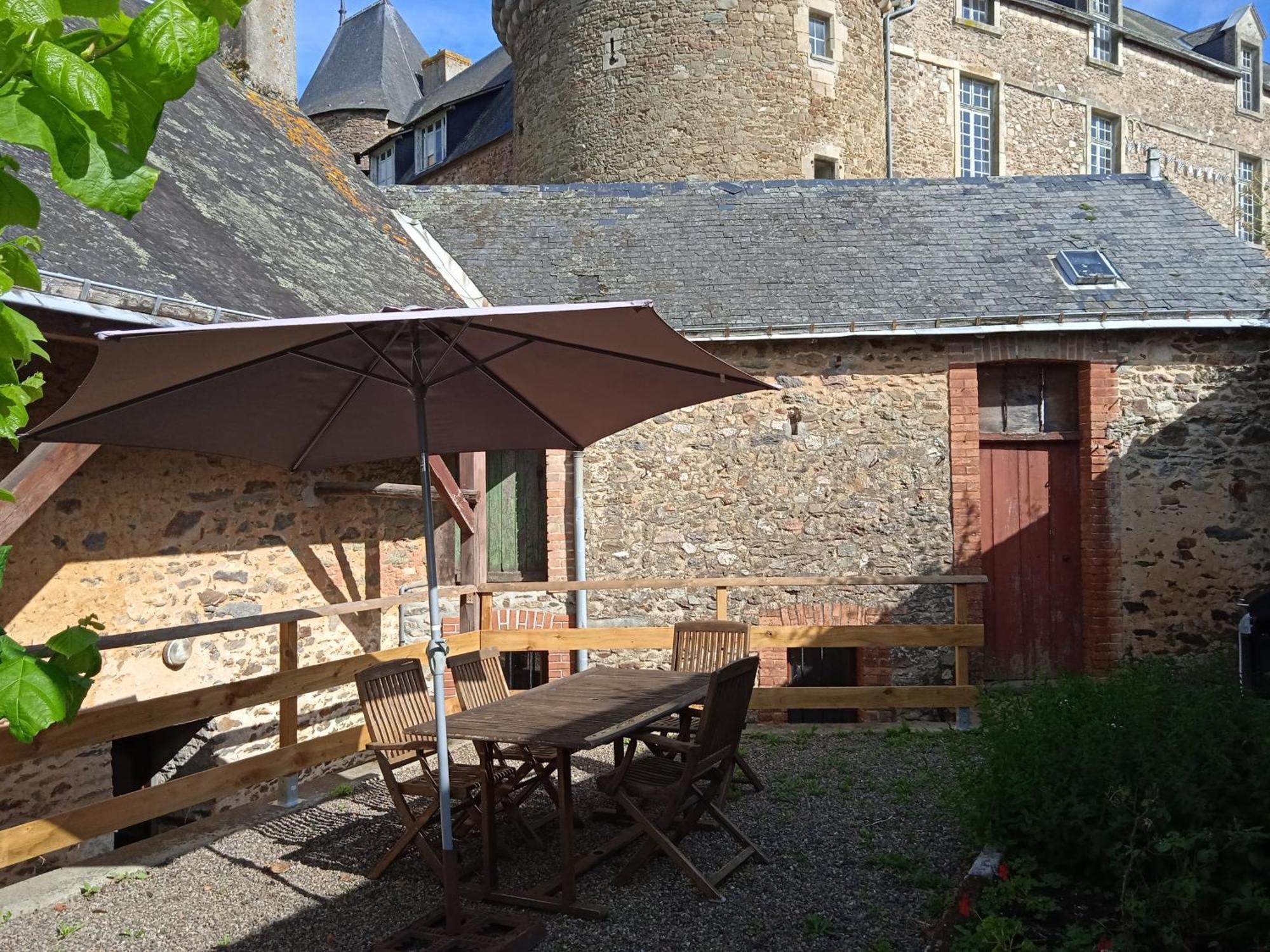 Charming Detached 2 Bedroom Ancient House In Medieval Quarter Of A Small Town In The Pays De La Loire, France Sille-le-Guillaume Luaran gambar